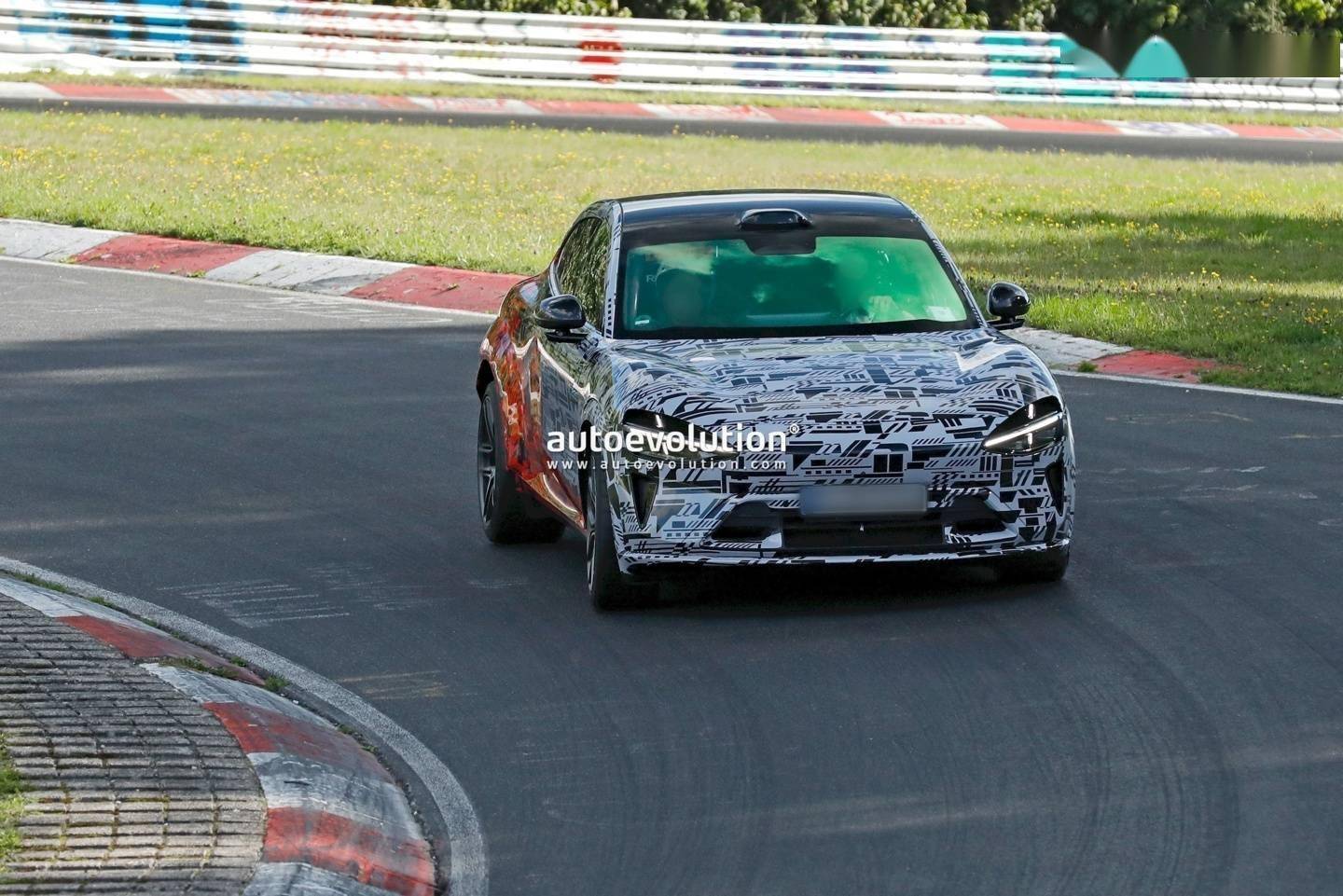 小米伪装车在纽北赛道测试